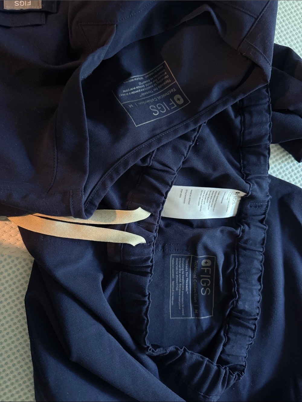 FIGS Mens Navy Scrub Set with Drawstring - Picture 4 of 6
